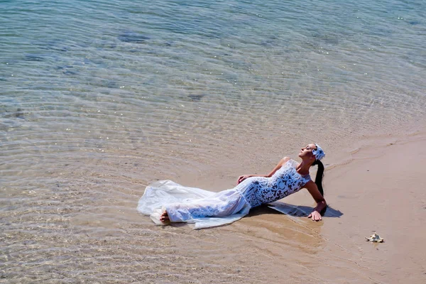 Donna sdraiata sulla spiaggia di mare — Foto Stock
