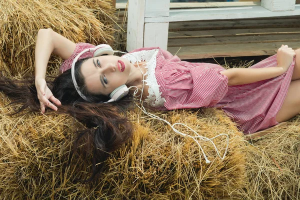 Mädchen hört Musik — Stockfoto