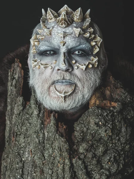 ドラゴンの皮とひげを生やした顔を持つ男 — ストック写真