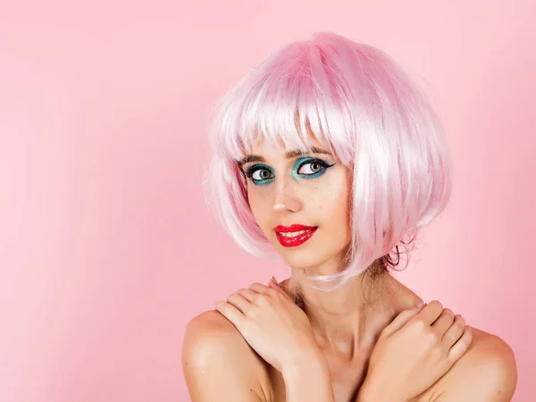 Mujer en peluca rosa con maquillaje de moda . — Foto de Stock