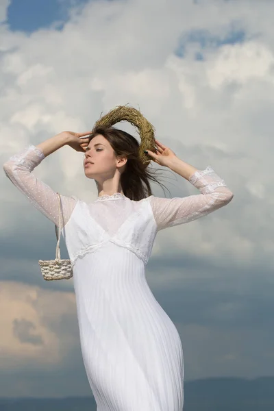 Modelo en vestido blanco en día soleado — Foto de Stock