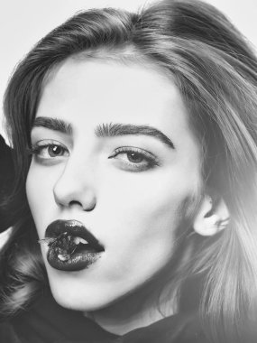 yüzünde arı ile model