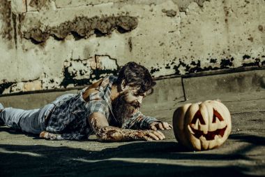 Cadılar Bayramı zombi hipster asfalt parke üzerinde kırmızı kan ile