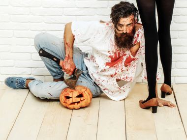 Cadılar Bayramı zombi adam kabak, balta ve kadın bacakları sakallı