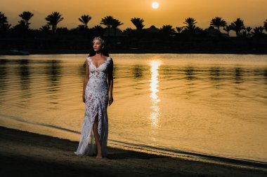 Deniz sahilde duran kadın