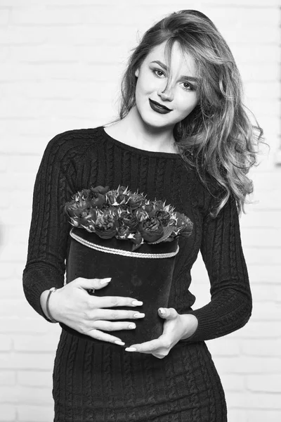 Frau mit Rosen — Stockfoto