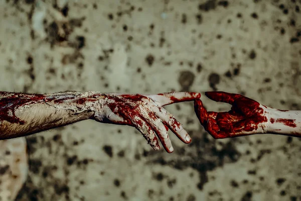 Halloween due zombie toccare le dita sul muro di cemento — Foto Stock