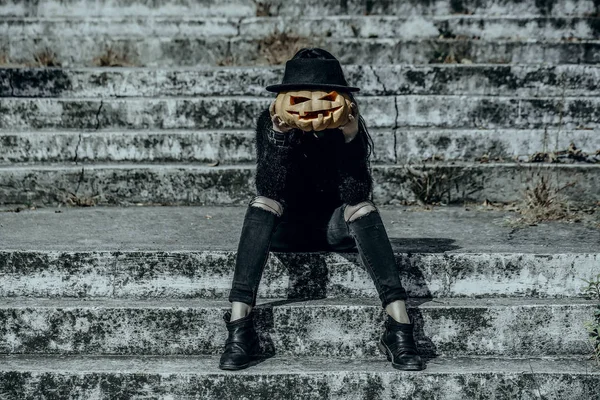 黒の帽子と服でハロウィーン ファッション モデル — ストック写真