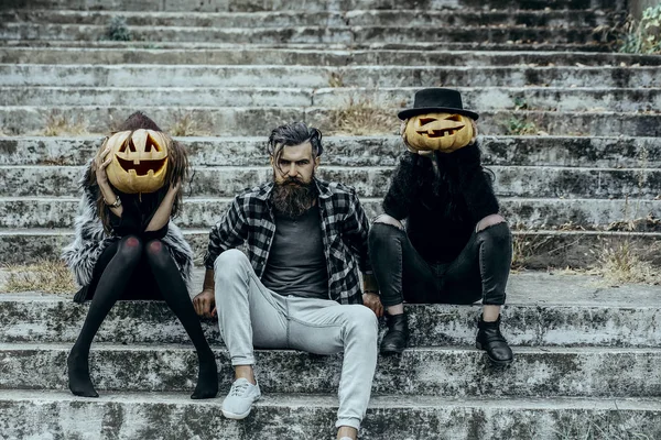 Halloween personnes ou amis sur les escaliers pierreux — Photo