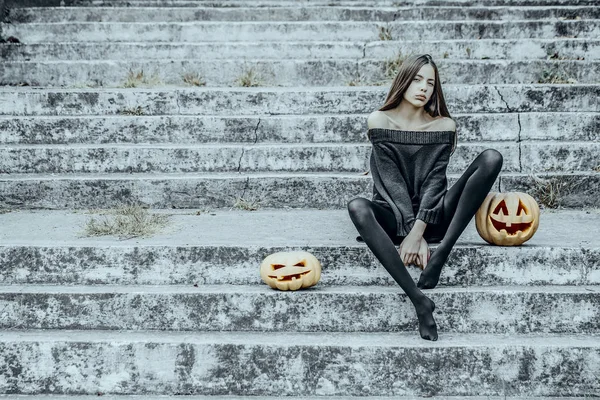 Modelka Halloween v černých šatech — Stock fotografie