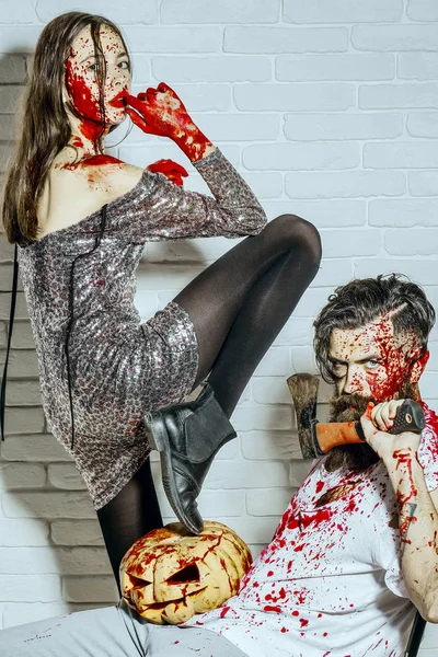 Halloween donna sanguinosa con i capelli lunghi in abito argento — Foto Stock