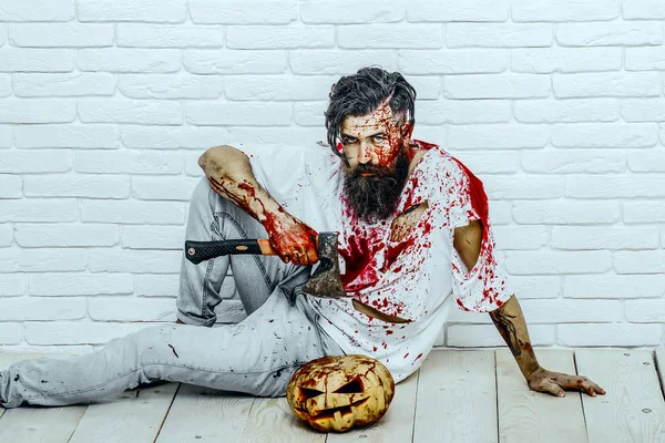 Cadılar Bayramı adam kabak ile oturma ve axe ahşap zemin üzerinde