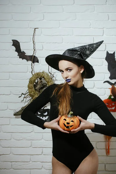 Žena Halloween s modré rty a dýně — Stock fotografie