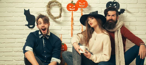 Halloween vrienden drinken thee en vieren — Stockfoto