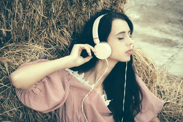 Kız kapalı gözler ile müzik dinleme — Stok fotoğraf