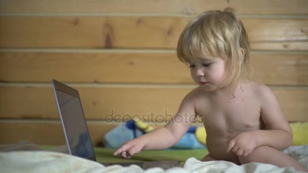 Enfant utilisateur d'ordinateur, la technologie pour l'éducation, des dessins animés et des jeux pour les jeunes enfants. Mignon enfant joue avec l'ordinateur au lit. Développement précoce, addiction à l'informatique, éducation des enfants, ordinateur portable — Video