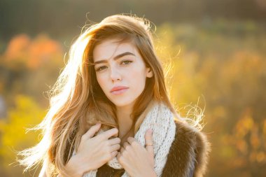 Güzel bir yüz ile moda modeli.