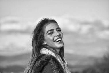 kadın eşarp uçan ile