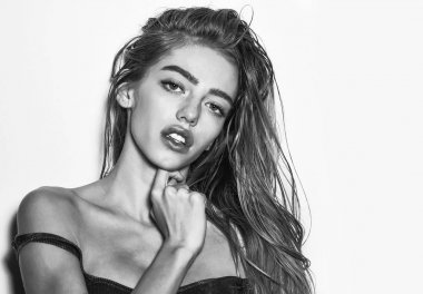 uzun süre ıslak saçlı kadın