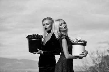 İkizler kutusunda çiçekli