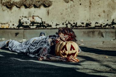 Cadılar Bayramı zombi hipster asfalt parke üzerinde kırmızı kan ile