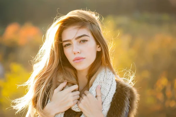 Güzel bir yüz ile moda modeli.