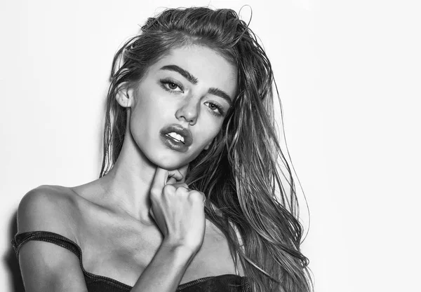 uzun süre ıslak saçlı kadın