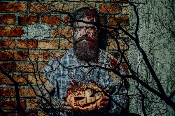 Halloween uomo con zucca sul muro di mattoni e cemento — Foto Stock
