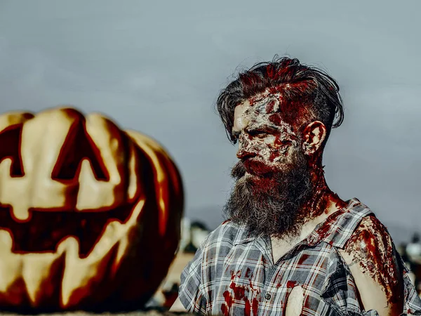 Cadılar Bayramı zombi adam yaralar ve kabak