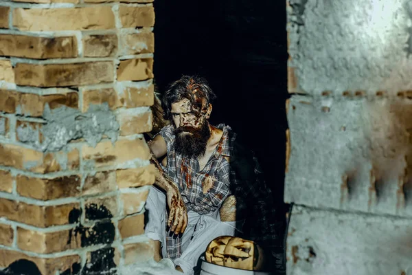 Απόκριες άνθρωπος με κολοκύθα σε εγκαταλελειμμένο κτίριο — Φωτογραφία Αρχείου
