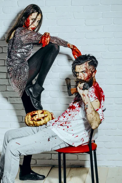 Cadılar Bayramı hipster kabak ve balta ile oturan