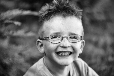 saçlı gözlüklü erkek bebek