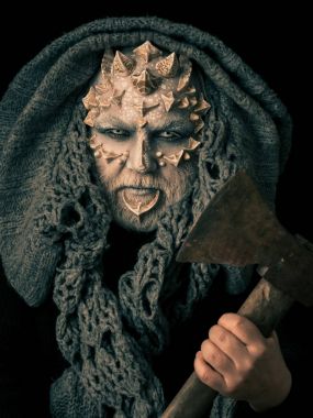 Adam elinde balta ile