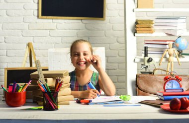 Kızla gülüyor ve beyaz duvar arka plan üzerinde ödev yok