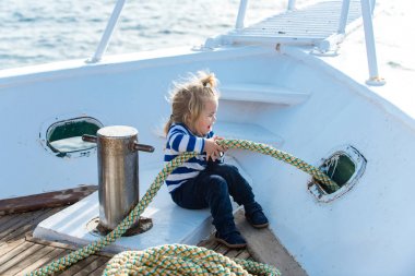 İp ile yatta oynayan çocuk çocuk