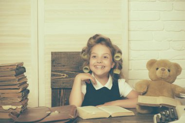 Çocuk okuma kitabı.