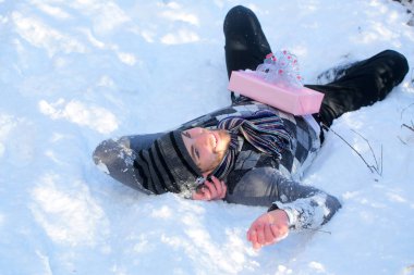 Mutlu adam karda yalan mevcut kutusuyla