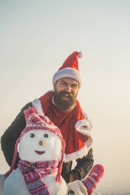 Adam ve beyaz gökyüzü kardan adam