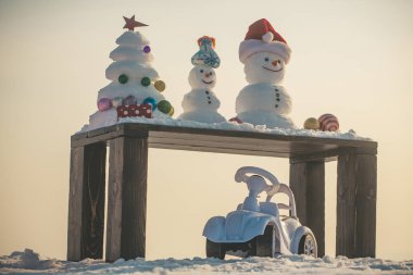 Kar beyaz gökyüzü üzerinde ahşap masa üzerinde Heykel Sergisi