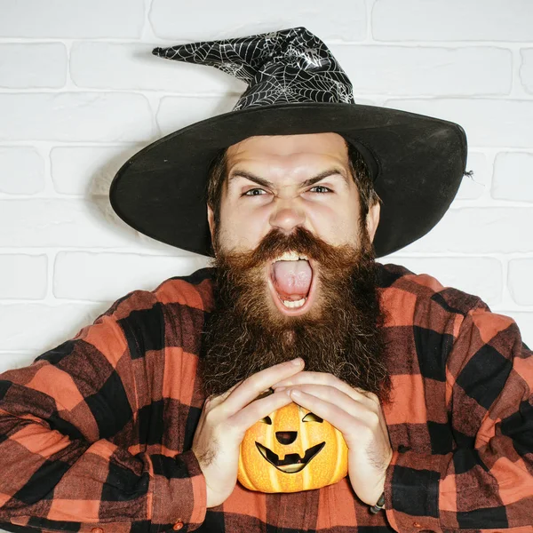 Cadılar Bayramı Balkabağı beyaz tuğla duvar ile bağırarak adam