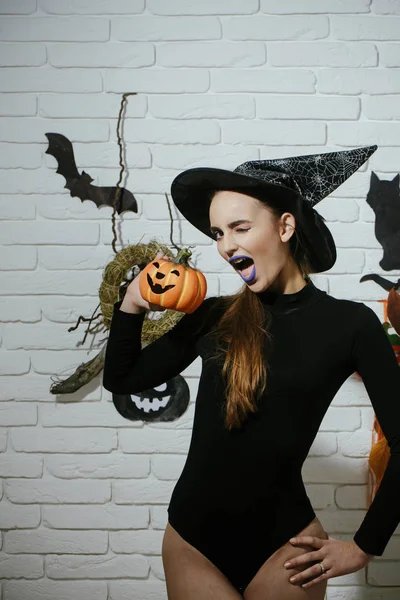 Halloween wakacje celebracja symboli na cegły ściany — Zdjęcie stockowe