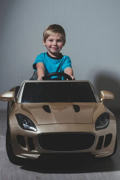 Criança motorista em automóvel . — Fotografia de Stock