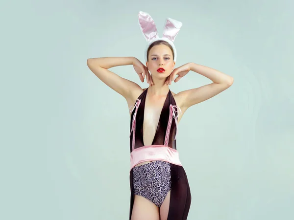 Kvinna som bär kaninöron — Stockfoto