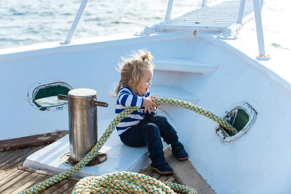 İp ile yatta oynayan çocuk çocuk