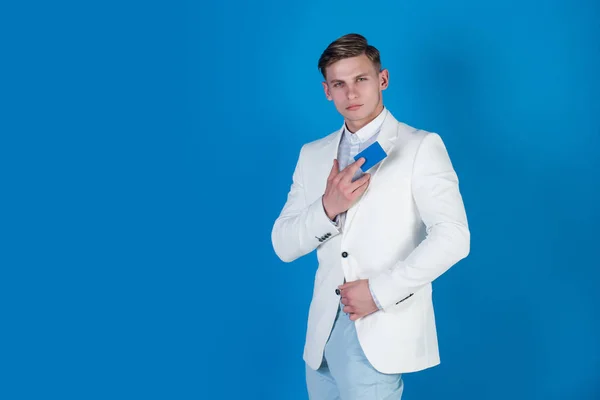 Empresario posando en chaqueta blanca, camisa y pantalones — Foto de Stock