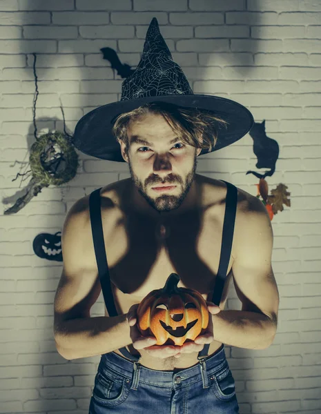 Maschio di Halloween con busto muscoloso e ombra scura — Foto Stock