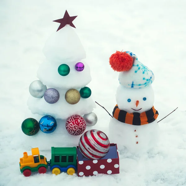 Dekorasyon, oyuncak tren ve mevcut kutusu ile Noel ağacı