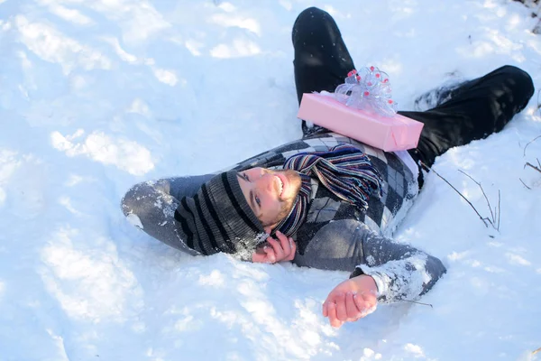 Mutlu adam karda yalan mevcut kutusuyla