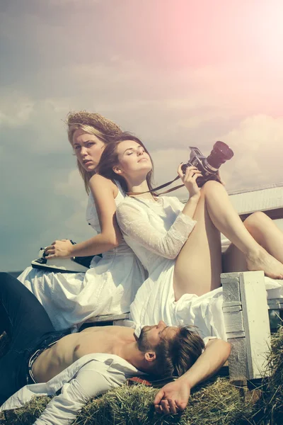 Adam ya da saman üzerinde yalan maço