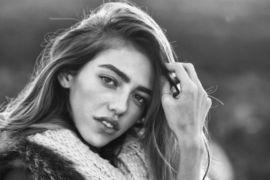 örme eşarp kadınla